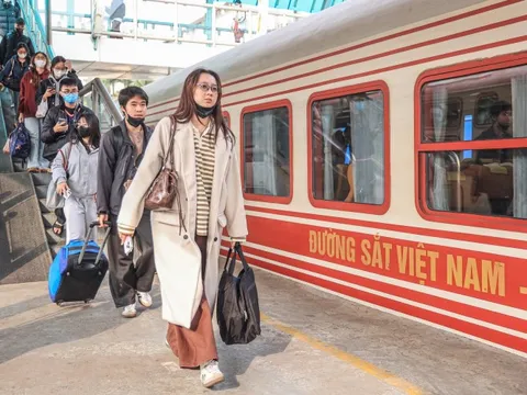 Khuyến cáo hành khách không mua vé tàu Tết qua 'cò vé'