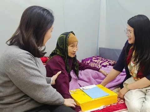 Hội LHPN Hà Nội thăm, tặng quà Tết Mẹ Việt Nam Anh hùng Nguyễn Thị Tàu tại xã Tây Phương