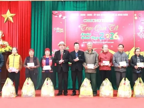 Xã Minh Châu trao quà Tết cho hộ cận nghèo - lan tỏa nghĩa tình Tết Bính Ngọ 2026