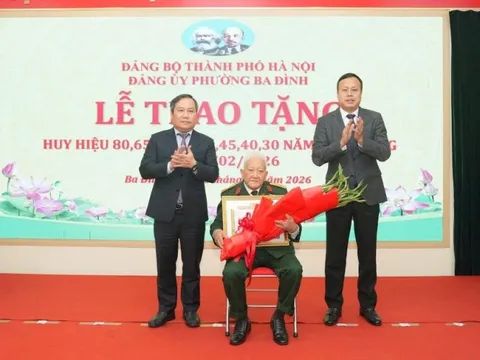 Chủ tịch UBND TP Hà Nội Vũ Đại Thắng trao Huy hiệu 80 năm tuổi Đảng tặng đảng viên lão thành