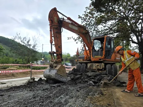Vá "điểm đen" trên Quốc lộ 14B, công nhân căng mình chạy đua trước Tết
