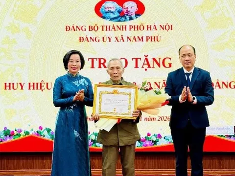 Đảng ủy xã Nam Phù trao tặng Huy hiệu Đảng cho 44 đảng viên