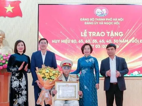Xã Ngọc Hồi trao tặng Huy hiệu Đảng cho 32 đảng viên, ra mắt “bản tin thông tin nội bộ xã Ngọc Hồi”