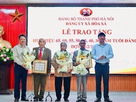 Xã Hoà Xá trao Huy hiệu Đảng cho 33 đảng viên tiêu biểu