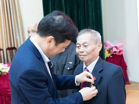 Xã Ứng Thiên trao Huy hiệu Đảng cho 36 đảng viên tiêu biểu