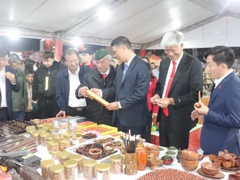 Kết nối làng nghề, phục vụ nhân dân mua sắm hàng hoá dịp Tết Bính Ngọ tại xã Ứng Thiên