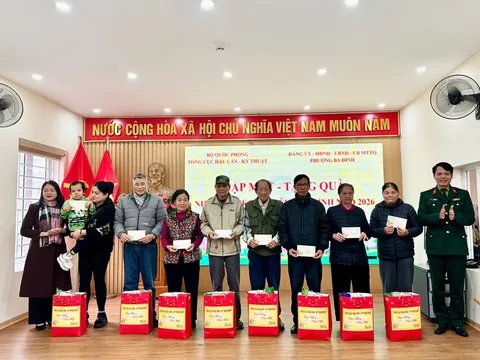 Phường Ba Đình: Phối hợp tặng quà cho các gia đình chính sách có hoàn cảnh khó khăn