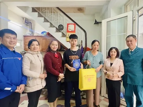 Phường Ngọc Hà: Thăm, tặng quà trước thềm Tết Nguyên đán Bính Ngọ 2026