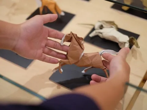 Nghệ sĩ gấp giấy Origami và tác phẩm “Mã đáo thành công”