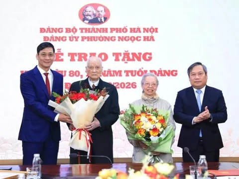 Chủ tịch UBND TP Hà Nội Vũ Đại Thắng trao Huy hiệu Đảng tặng đảng viên lão thành phường Ngọc Hà