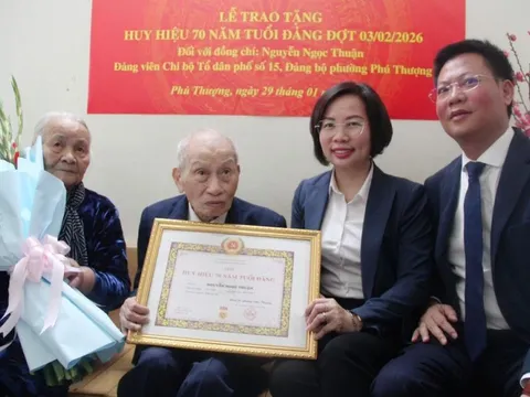 Chủ tịch Ủy ban MTTQ Việt Nam Thành phố Hà Nội trao tặng Huy hiệu 70 năm tuổi Đảng tại phường Phú Thượng