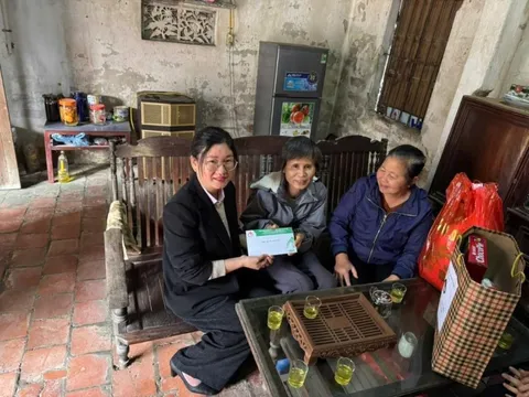 Hội LHPN xã Dân Hoà tổ chức thăm hỏi, động viên và trao tặng quà Tết cho các gia đình có hoàn cảnh đặc biệt khó khăn