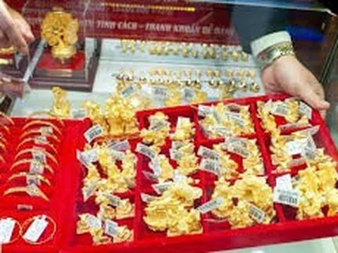 Giá vàng giảm sâu, người dân xếp hàng mua với tâm lý bù lỗ