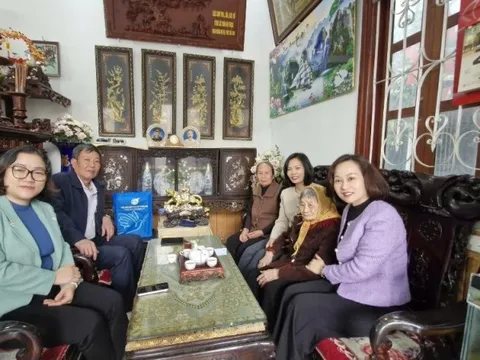 Hội LHPN Hà Nội thăm, tặng quà Tết Mẹ Việt Nam Anh hùng Nguyễn Thị Lân tại xã Sơn Đồng