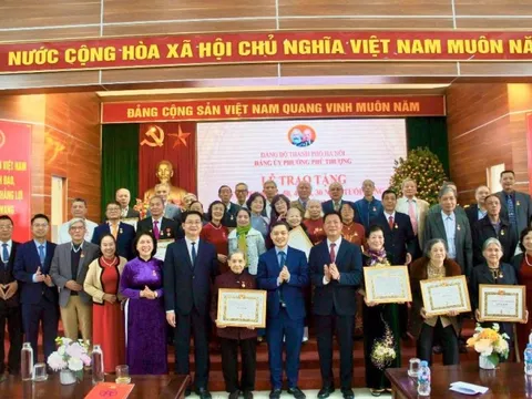 Đảng bộ phường Phú Thượng trang trọng tổ chức Lễ trao tặng Huy hiệu Đảng đợt 03/02/2026