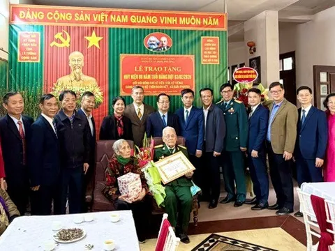 Đảng viên lão thành Lê Tiến tại xã Đoài Phương được trao tặng Huy hiệu Đảng 80 năm