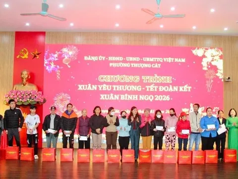 Phường Thượng Cát trao 150 suất quà Tết cho các gia đình chính sách, hộ khó khăn dịp Xuân Bính Ngọ 2026