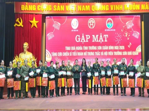 Trao 300 suất quà “Nghĩa tình Trường Sơn” tặng cựu nữ chiến sĩ Tiểu đoàn Trưng Trắc