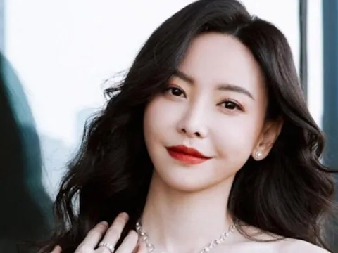 Nữ ca sĩ nổi tiếng ngất xỉu trên sân khấu, cấp cứu trong hôn mê khiến khán giả lo lắng