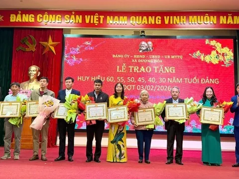 Xã Dương Hòa trao Huy hiệu Đảng đợt 3/2 đến 22 đảng viên tiêu biểu