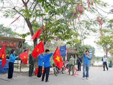 Sơn Tây ra quân làm sạch môi trường tại khu Di tích Làng cổ Đường Lâm