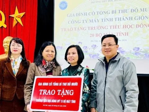 Gia đình cố Tổng Bí thư Đỗ Mười trao tặng 20 bộ máy tính cho Trường Tiểu học Đông Mỹ