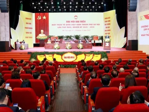Bộ trưởng Nguyễn Kim Sơn tặng quà Tết các gia đình khó khăn tại xã Thanh Oai