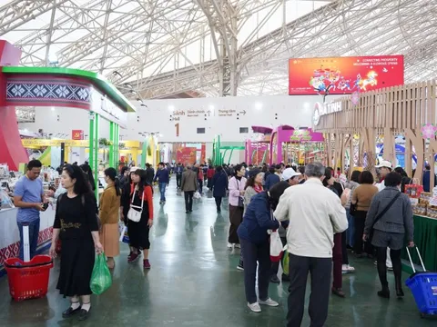 Tấp nập người dân đến tham quan, mua sắm tại Hội chợ mùa Xuân 2026