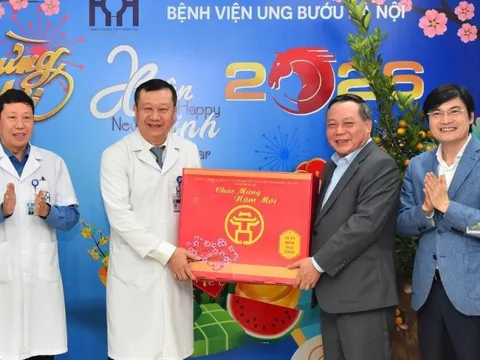 Phó Bí thư Thường trực Thành ủy Nguyễn Văn Phong thăm, tặng quà Bệnh viện Ung Bướu Hà Nội