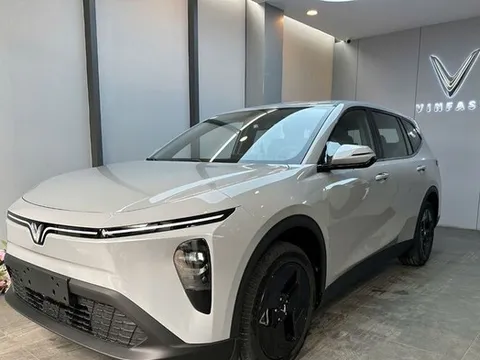 Gia đình Việt tiết kiệm cả trăm triệu đồng khi chốt kèo VinFast VF MPV 7 trước Tết