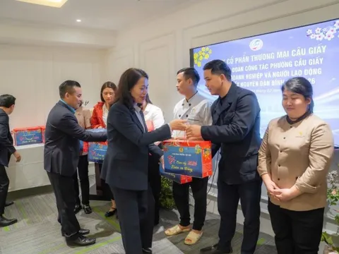 Bí thư Đảng ủy phường Cầu Giấy thăm, tặng quà Tết doanh nghiệp và người lao động