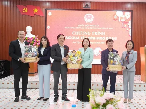 Đoàn Đại biểu Quốc hội TP Hà Nội tặng quà tết tại 3 xã phường