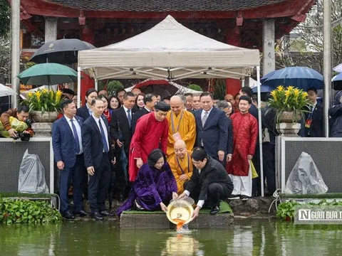 Chủ tịch nước cùng kiều bào tiêu biểu thả cá chép tại hồ Hoàn Kiếm