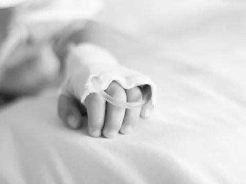 Bé trai 5 tháng tuổi nguy kịch sau khi được cho “nếm thử” rượu bằng đầu đũa