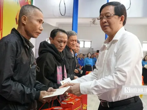 Phó Thủ tướng Hồ Quốc Dũng thăm, tặng quà, động viên nhân dân vùng lũ tỉnh Gia Lai