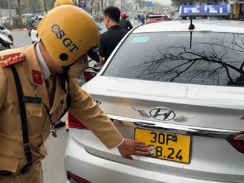 Lái xe ô tô mà "vô tư" làm điều này có thể bị xử phạt 26 triệu đồng