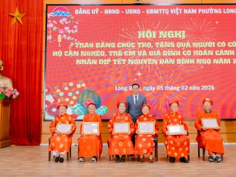 Phường Long Biên gặp mặt, trao Bằng chúc thọ, tặng quà người có công nhân dịp Tết Nguyên đán Bính Ngọ 2026