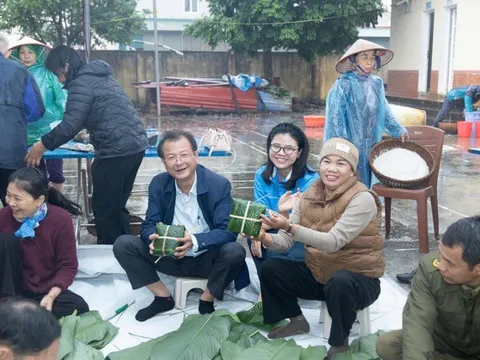 Lãnh đạo, cán bộ và nhân dân xã Ứng Thiên gói bánh chưng để trao tặng tại chương trình Tết Nhân ái