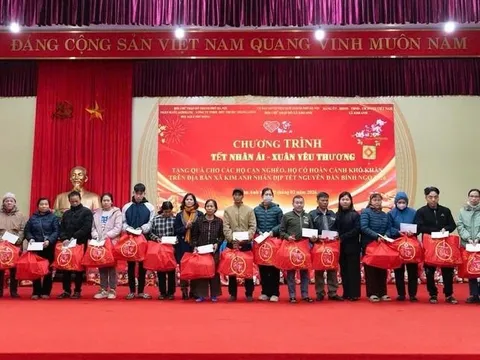 Xã Kim Anh chăm lo, hỗ trợ Tết cho các hộ gia đình có hoàn cảnh khó khăn