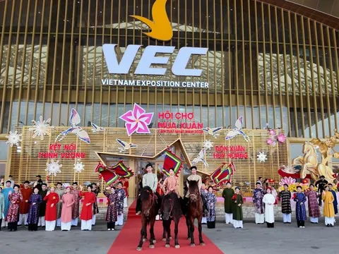 Trình diễn cổ phục Việt tại Hội chợ Mùa Xuân