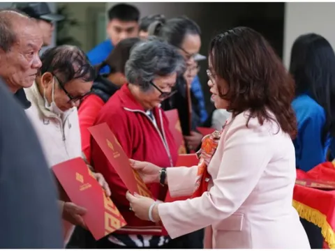 Phường Cửa Nam tặng quà cho người có công, người cao tuổi và trẻ em có hoàn cảnh khó khăn