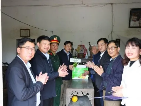 Xã Chương Dương thăm, tặng quà Tết người có công, người cao tuổi trên địa bàn