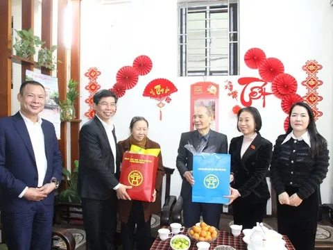 Phường Xuân Phương thăm, tặng quà gia đình chính sách nhân dịp Tết Nguyên đán Bính Ngọ 2026