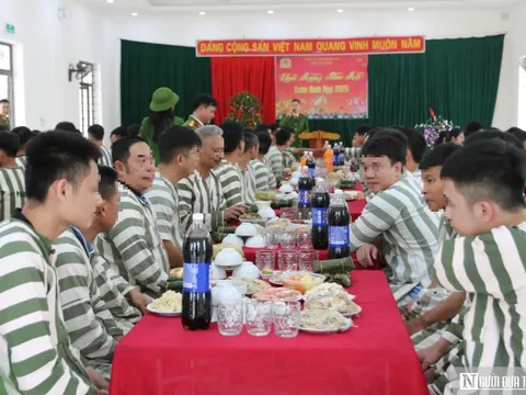 Xúc động bữa cơm tất niên đặc biệt của những người lầm lỗi