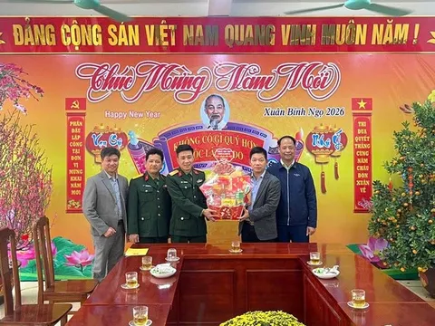 Lãnh đạo xã Thanh Oai thăm, chúc Tết, động viên và trao quà tới các cơ quan, đơn vị thực hiện nhiệm vụ trực xuyên Tết ​