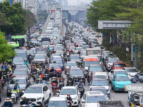 Ngày làm việc cuối trước kỳ nghỉ Tết, cửa ngõ Hà Nội ùn tắc kéo dài