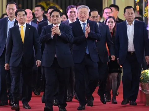 Thủ tướng: Chuyển đổi từ 'ưu tiên' sang 'tin yêu' và 'tự hào' khi dùng hàng Việt Nam