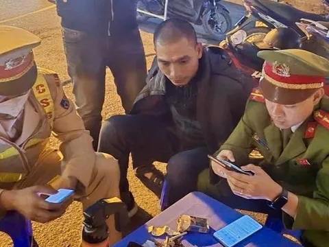 Cảnh sát giao thông Hà Nội kịp thời khống chế đối tượng vừa trôm cắp tài sản