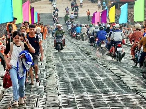Cầu phao sông Lô hoàn thành thần tốc, kịp phục vụ người dân đi lại trước 29 Tết Bính Ngọ