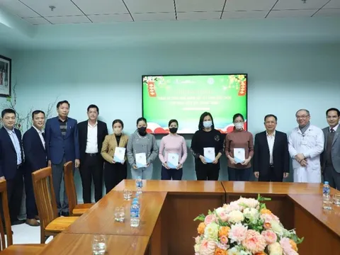 Lãnh đạo BHXH Việt Nam và Hà Nội trao tặng 58 suất quà Tết cho bệnh nhân BHYT có hoàn cảnh khó khăn